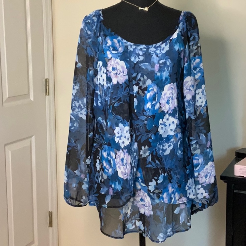 💙 Gorgeous Blue Floral Blouse